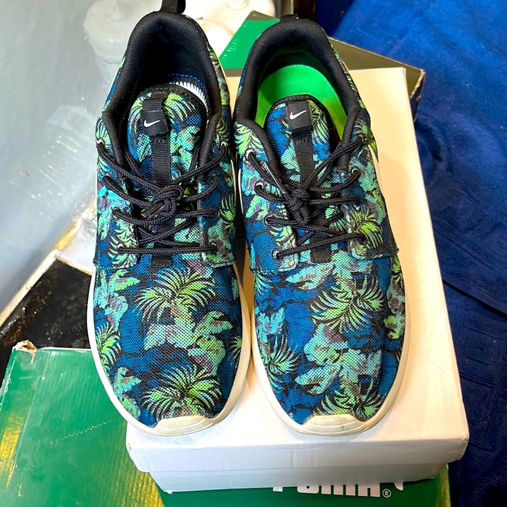 Nike Roshe blue floral men’s sz 9